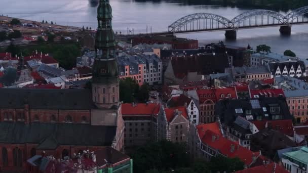 Luftrutsche Und Schwenkaufnahme Des Hohen Turms Der Peterskirche Nach Sonnenuntergang — Stockvideo