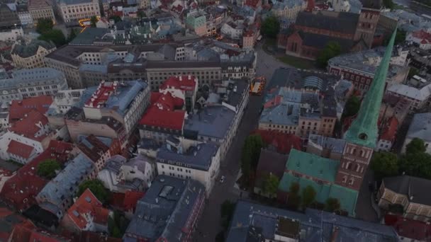 Blick Aus Der Vogelperspektive Auf Straßen Und Gebäude Der Altstadt — Stockvideo