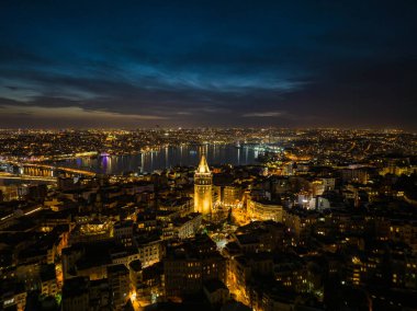 Geceleri eski şehrin muhteşem hava manzarası. Popüler Galata Kulesi ve çevresindeki tarihi binalar, arka planda şehir manzarası. İstanbul, Türkiye.