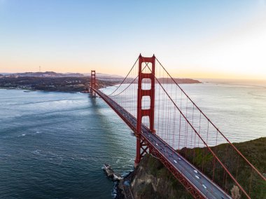 Su yolu boyunca uzanan Golden Gate Köprüsü 'nün havadan görüntüsü. Uzun asma köprü ve deniz kıyısından geçen araçlar. San Francisco, California, ABD.