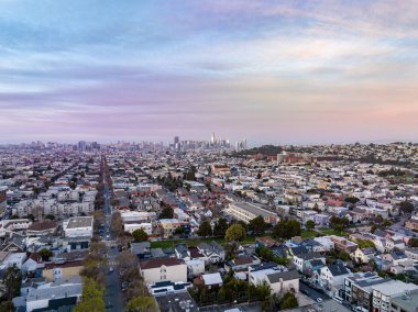 Metropolün havadan panoramik görüntüsü. Şehirdeki aile evleri ve konutlar, şehir merkezindeki gökdelenler. San Francisco, California, ABD.
