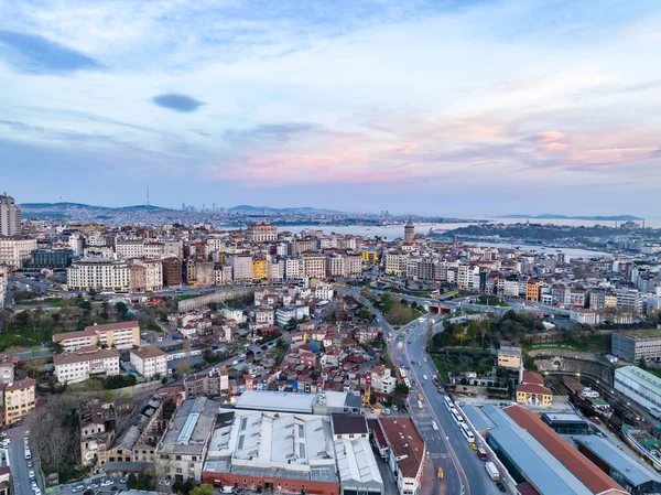 Alacakaranlıktaki eski şehir ilçesinin hava panoramik manzarası. Ünlü tarihi Galata Kulesi ve arka planda Boğaz 'daki su. İstanbul, Türkiye.