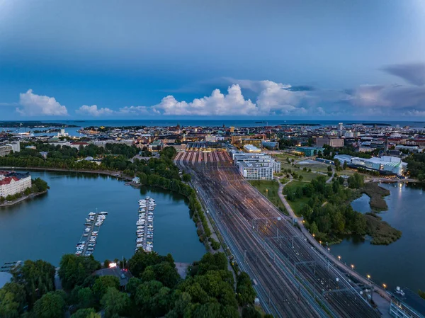 Ana tren istasyonu alacakaranlıkta. Finlandiya başkentinin havadan görünüşü, ulaşım altyapısı ve şehir merkezindeki simgeler. Helsinki, Finlandiya.