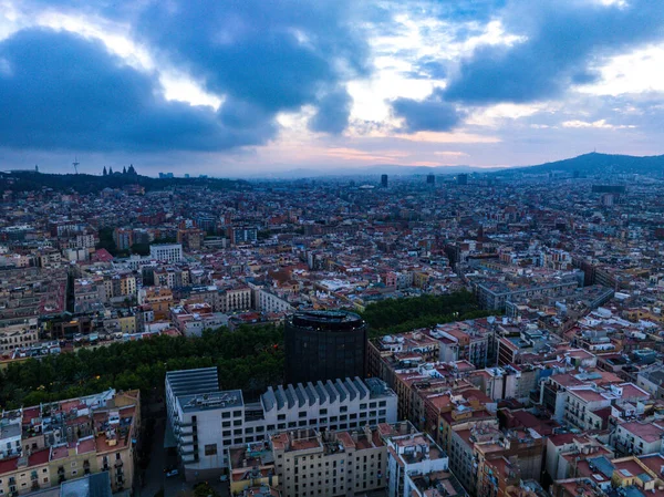 Metropolis 'teki geleneksel şehir merkezindeki modern otel binasının hava görüntüsü. Barselona, İspanya.