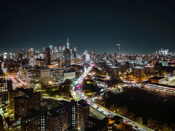Gece panoramik çekimleri modern metropolün aydınlık gökdelenleri ve işlek otoyolları ile. New York City, ABD.