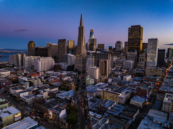Günbatımında modern şehir merkezindeki gökdelenler grubu. Gökyüzü rengine karşı gökdelenlerin ya da konut binalarının havadan görünüşü. San Francisco, California, ABD.