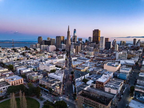 Alacakaranlıkta ufuk çizgisi. Metropolis 'teki binaların hava manzarası, şehir merkezindeki gökdelenler renkli gökyüzüne karşı. San Francisco, California, ABD.