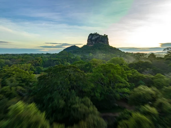 古代の岩の要塞はジャングル植生の上に建てられています 動きは緑の木をぼやけました シギリア スリランカ ストック写真