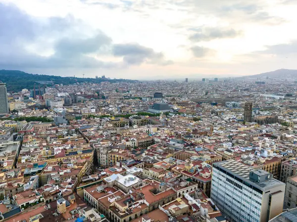 대도시의 역사적인 분기의 파노라마 건물과 황혼에 도시에서 바르셀로나 스페인 로열티 프리 스톡 이미지