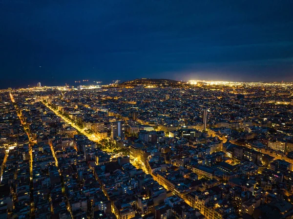 大都市の夜景 大都市の照らされた通りや建物の空中パノラマビュー バルセロナ スペイン ロイヤリティフリーのストック画像