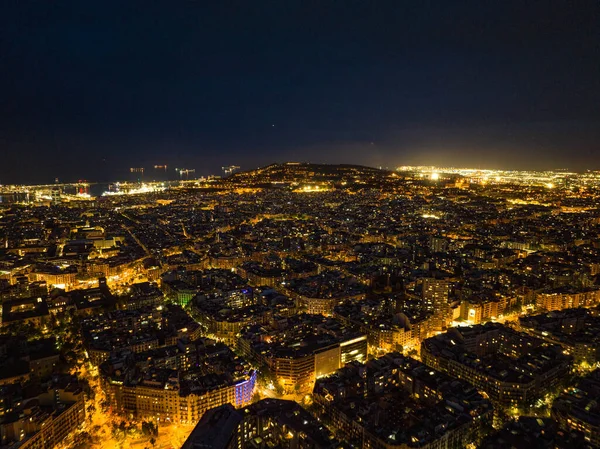 夜の都市部の伝統的な建物ブロック 照らされた大都市の空中パノラマビュー バルセロナ スペイン ストック画像