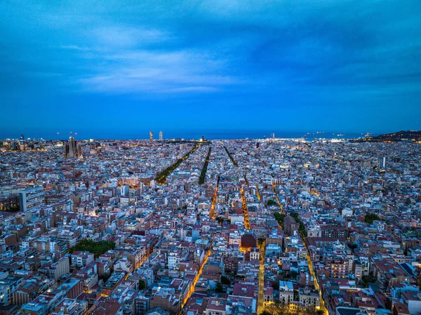 市街地の街路や建物の空中撮影 海岸を眺める 夕暮れ時にメトロポリスでデンセの町の開発 バルセロナ スペイン ロイヤリティフリーのストック写真