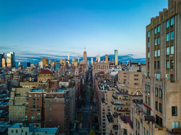 エアリアルビューの長い5番街と周辺の街の開発をトワイライトで バックグラウンドの高層ビル ニューヨーク アメリカ ロイヤリティフリーのストック画像