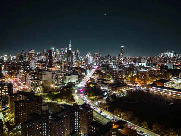 明るい高層ビルと忙しい高速道路を備えたモダンな大都市の夜のパノラマショット ニューヨーク アメリカ ストックフォト