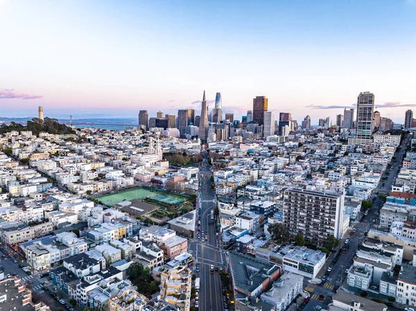 バックグラウンドの高い高層オフィス高層ビルを持つ都市のボロとダウンタウンの空中ビュー サンフランシスコ カリフォルニア アメリカ ロイヤリティフリーのストック画像