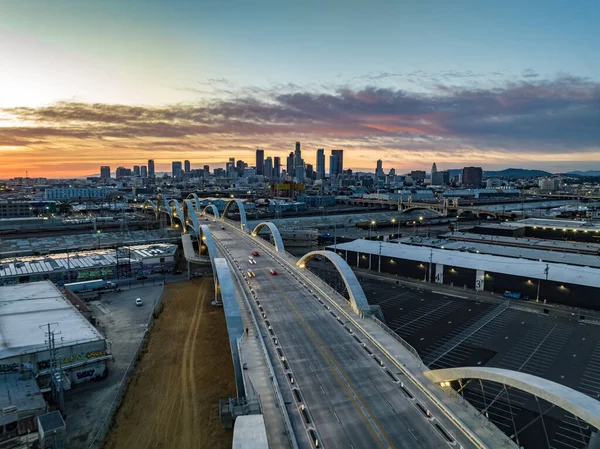 낭만적인 하늘에 마천루와 독특한 콘크리트 아치와 현대적인 로스앤젤레스 캘리포니아 로열티 프리 스톡 사진