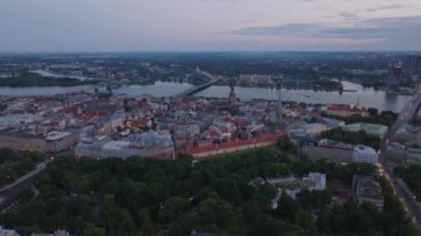 İleri, Metropolis 'in üzerinden uçar. Popüler turistik yerleri olan tarihi şehir merkezi manzarası güzel. Arkaplanda Daugava Nehri var. Riga, Letonya.