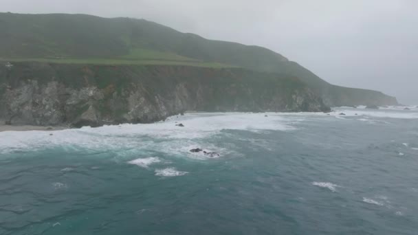 Vorwärts Fliegen Über Raue Meeresküste Wellen Stürzen Auf Felsige Klippen — Stockvideo