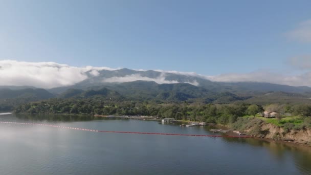 Légicsúszda Serpenyő Partján Hegygerincet Felhők Borítják Háttérben Cachuma Lake Kalifornia — Stock videók