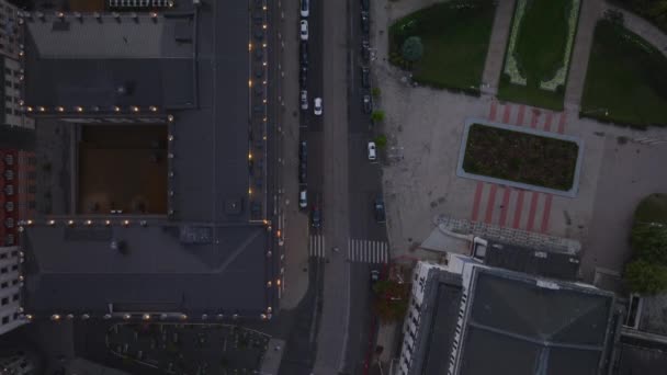 Сверху Вниз Панорамные Кадры Уличных Многоэтажных Жилых Домов Вдоль Общественного — стоковое видео