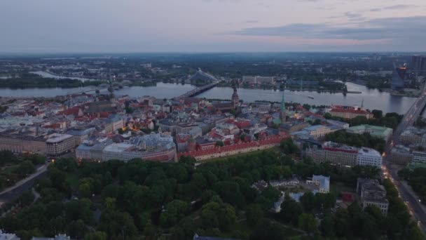 앞으로 대도시 날아갑니다 인기있는 명소와 역사적인 도심의 배경에 다가바 라트비아 — 비디오