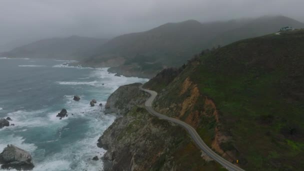 Повітряні Кадри Мальовничого Шосе Обертається Вздовж Міцного Скелястого Узбережжя Хвилі — стокове відео