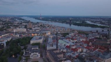 Tarihi şehir merkezinin havadan görünüşü, merkez pazar ve düz manzaradaki geniş su sahası. Metropolis 'in üzerinde alacakaranlık. Riga, Letonya.
