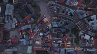 Tarihi evleri, turistik yerleri ve alacakaranlıktaki eski kasabadaki dar koridorları tepeden tırnağa çekeriz. Riga, Letonya.