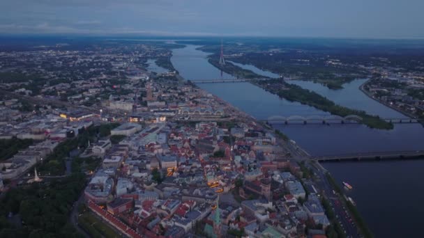 Légi Felvétel Széles Daugava Folyóról Amely Alkonyatkor Átfolyik Metropoliszon Repüljön — Stock videók