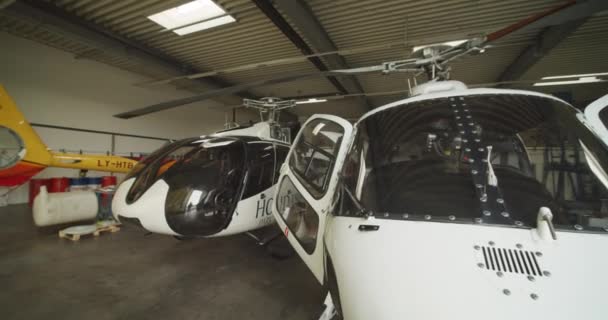 Máquinas Estacionadas Hangar Mecánicos Realizando Mantenimiento Preparando Helicóptero Antes Del — Vídeos de Stock