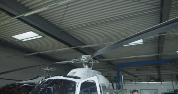 Pohled Rotor Vrtulníku Strop Hangáru Naklonit Dolů Odhalit Skupinu Mechaniků — Stock video