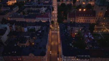 Şehir merkezindeki aydınlık caddenin yüksek açılı manzarası. Akşam şehrinin üzerinden uç. Stockholm, İsveç.