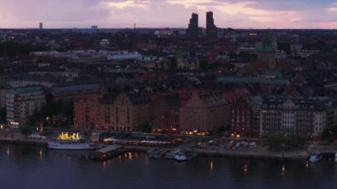 Akşam kentinde deniz manzarası. Norra Tornen 'in silueti arka plandaki modern yüksek binalar. Stockholm, İsveç.