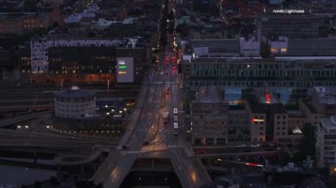 Rıhtımdaki kavşaktan geçen araçların hava görüntüsü. Akşam metropolünde yakınlaştırılmış görüntü. Stockholm, İsveç.