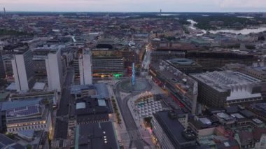 Sergels Torg 'un alacakaranlıktaki hava ve pan görüntüleri. Modern şehir ilçesinde halka açık bir meydanda. Stockholm, İsveç.