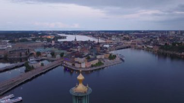 Günbatımında tarihi şehir merkezinin hava panoramik manzarası. Adalardaki popüler turistik yerler. Stockholm, İsveç.