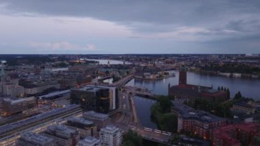 Akşam karanlığında şehrin havadan panoramik manzarası. Rıhtımdaki yoğun yollar. Popüler turistik manzaralı tarihi şehir merkezi. Stockholm, İsveç.