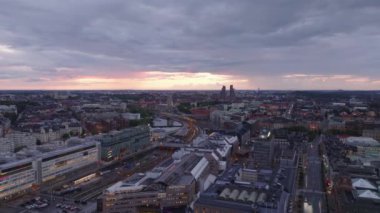 Şehrin havadan panoramik görüntüsü. Şehir merkezindeki binaları belirten ana trenin üzerinden uçun. Stockholm, İsveç.