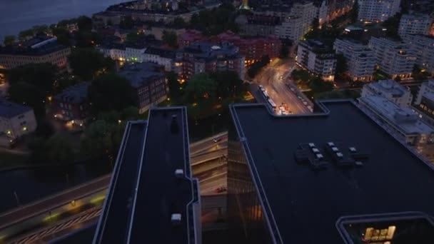 Hochwinkelblick Modernes Gebäude Hochgekipptes Stadtbild Und Große Bogenbrücke Über Dem — Stockvideo