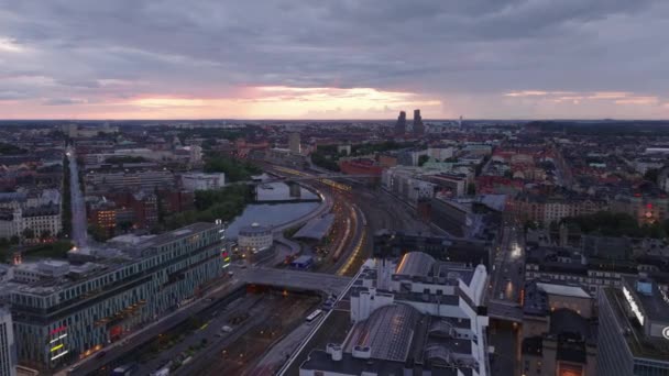 Framåt Flyger Över Transportinfrastrukturen Transstation Och Transportterminal Silhuett Norra Tornen — Stockvideo