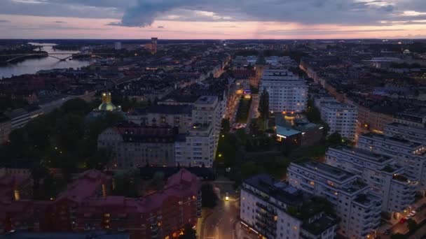 Fliegen Sie Der Abenddämmerung Über Wohnhäuser Einem Stadtviertel Große Bogenbrücke — Stockvideo