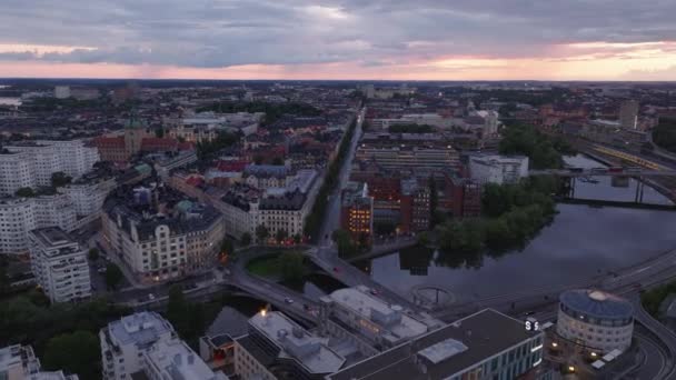 Luftaufnahme Der Uferpromenade Und Des Stadtviertels Der Dämmerung Wohnblocks Entlang — Stockvideo