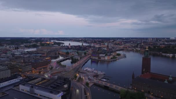 Günbatımında Nakliye Altyapısının Üzerinde Uçacak Şehir Merkezinde Tarihi Manzaraların Yanından — Stok video