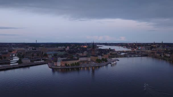 在黄昏时带着历史景色的里达荷曼岛和克瓦尔特雷纳岛的空中滑翔机和平底船拍摄 瑞典斯德哥尔摩 — 图库视频影像