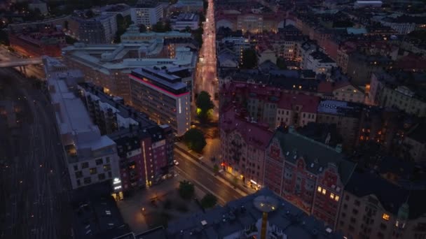 자치구의 아파트 하우스에 둘러싸인 거리의 기울어지면 황혼에 경관을 드러냅니다 스톡홀름 — 비디오