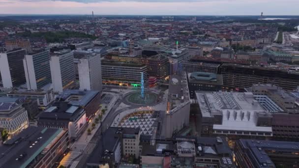 Воздушный Панорамный Вид Развитие Современного Города Городе Иконический Треугольник Подсвеченный — стоковое видео