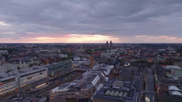 Luftaufnahme Der Stadt Der Abenddämmerung Über Dem Hauptbahnhof Und Umliegenden — Stockvideo