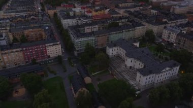 Şehrin gelişimine yüksek açılı bir bakış açısı, eski çok katlı apartman blokları. Gün batımına karşı şehir manzarasını ortaya çıkar. Stockholm, İsveç.