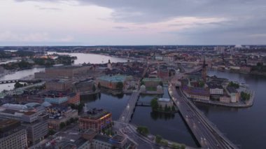 Şehirdeki adaların tarihi manzaralarının havadan panoramik görüntüsü alacakaranlıktır. Şehir semtlerini birbirine bağlamakla meşgul. Stockholm, İsveç.