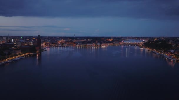 Luftaufnahme Der Beleuchteten Uferpromenade Des Historischen Stadtzentrums Mit Seinen Sehenswürdigkeiten — Stockvideo